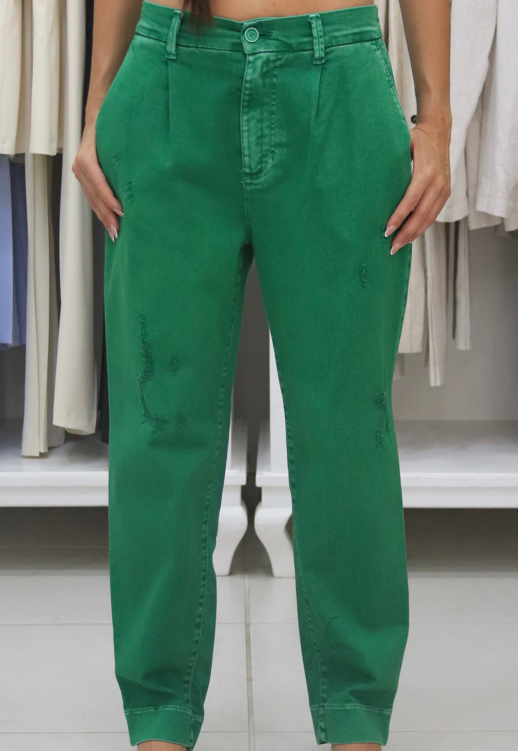 Jeans mom fit con strappi