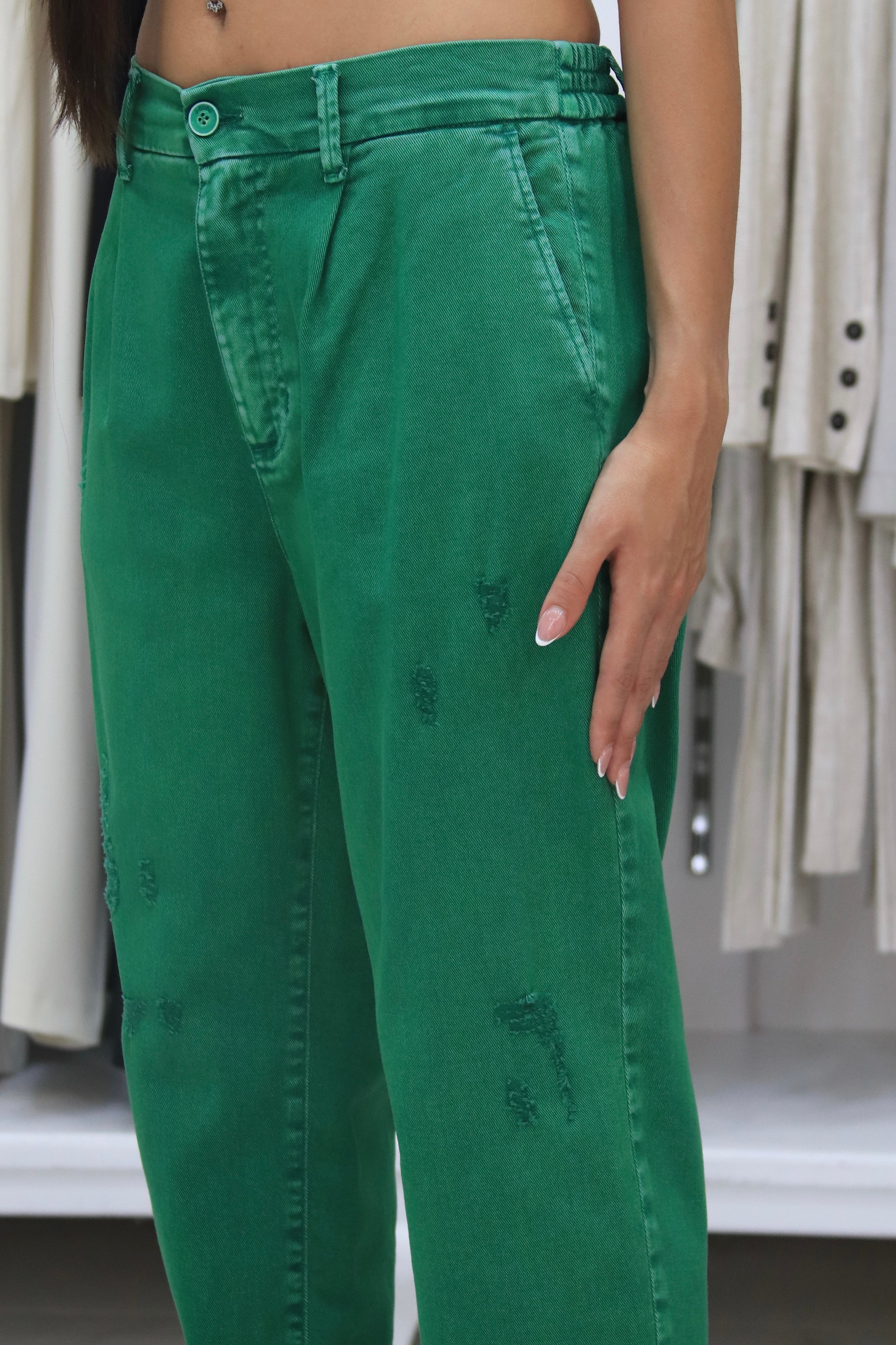 Jeans mom fit con strappi